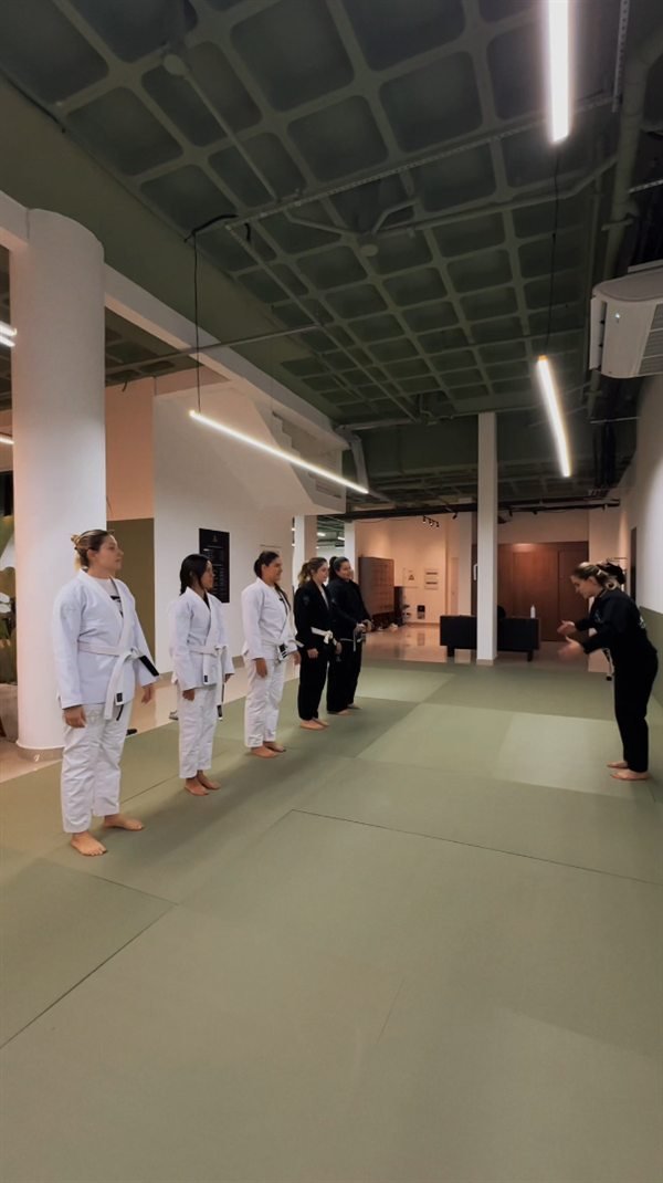 Turma feminina de Jiu-Jitsu reunida no tatame da Alliance Botânico