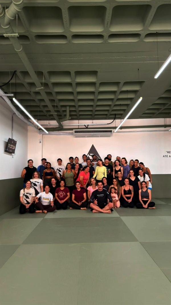 Grupo de alunas e alunos reunidos no tatame da Alliance Botânico