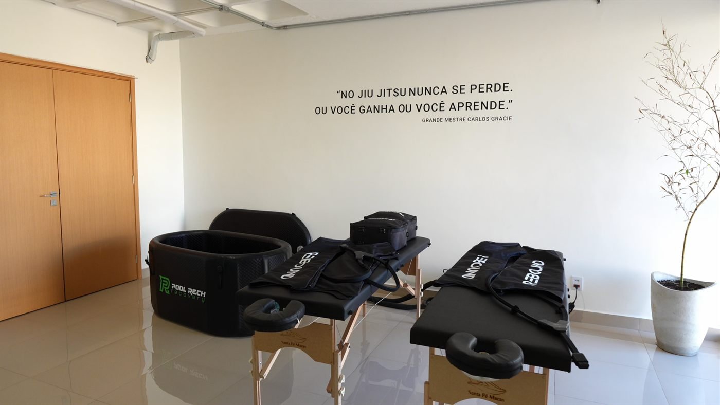 Espaço recovery da Alliance Botânico com banheira de gelo e botas pneumáticas